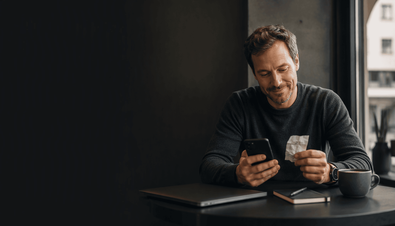 Selbstständige Person prüft nach einem Kundentermin einen fehlenden Kassenbeleg auf dem Smartphone